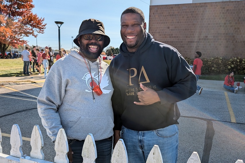 2024 Homecoming photo of two alumni enjoying the Alumni Homecoming Tailgate